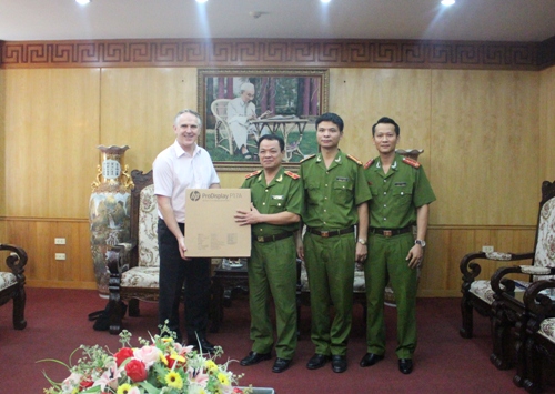 Thiếu tướng Chris McDevitt, Trưởng Sỹ quan liên lạc Văn phòng Cảnh sát Liên bang Úc (AFP) tại Việt Nam trao tặng Thư viện Nghiệp vụ Cảnh sát một bộ máy vi tính và một máy in